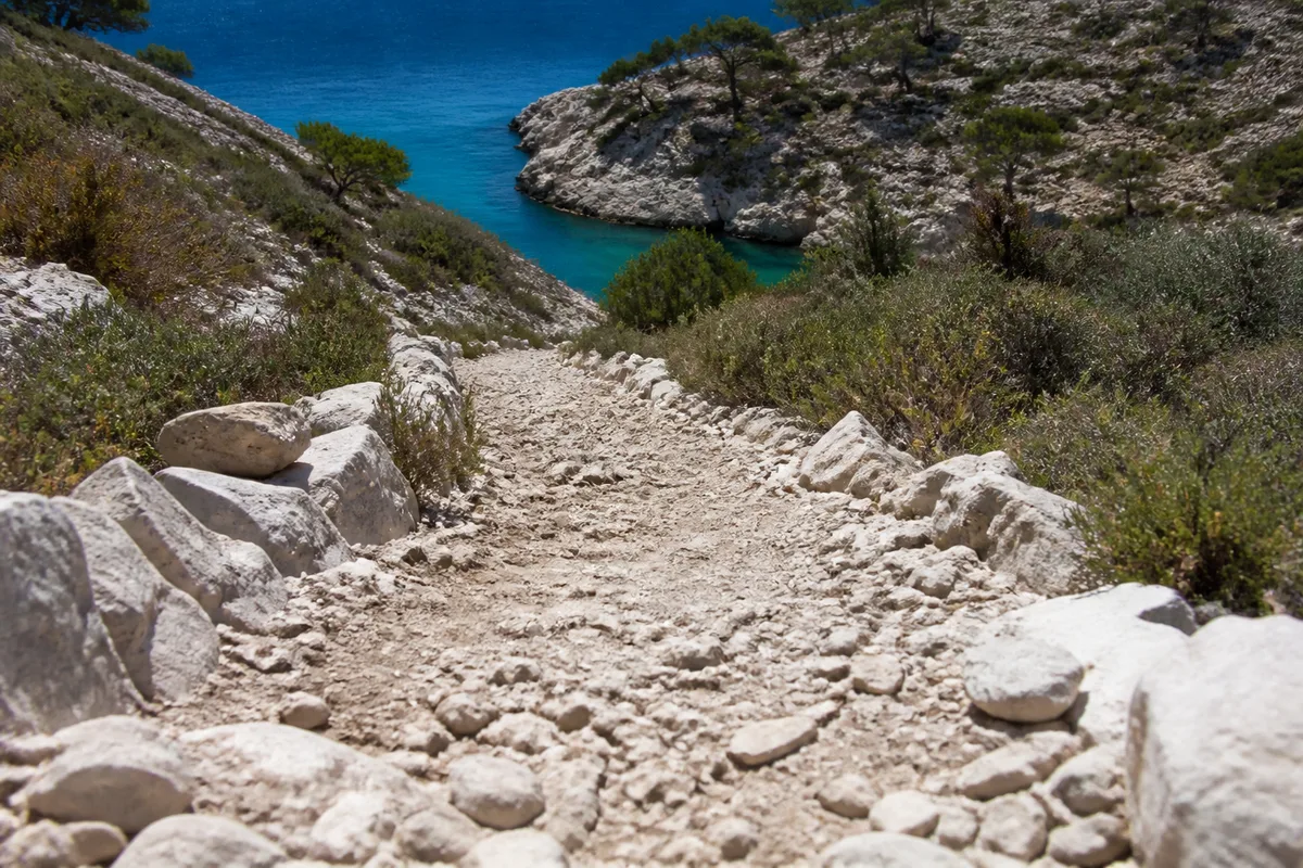 Calanque aux eaux turquoise encadrée de falaises calcaires près de Marseille